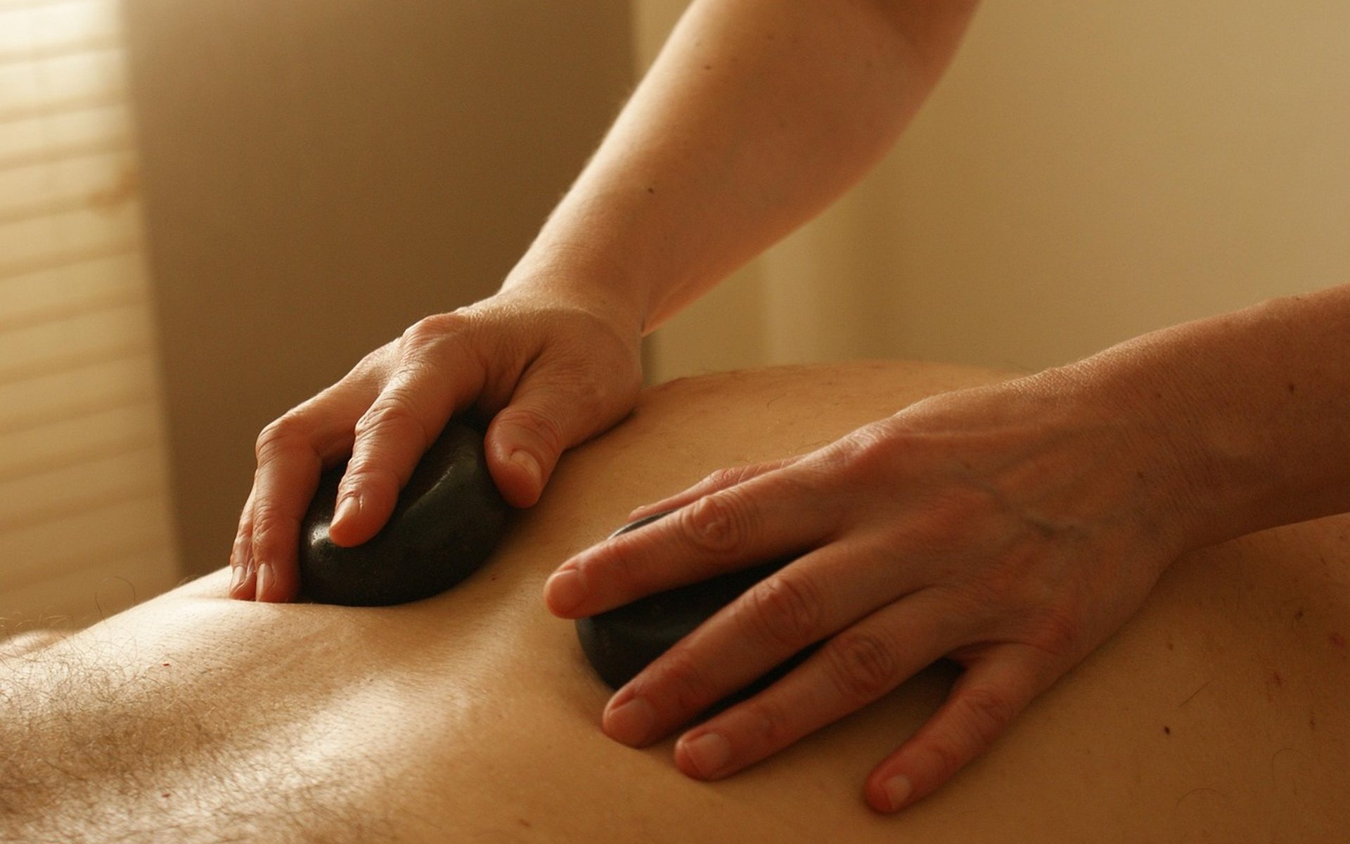 Massage aux pierres chaudes