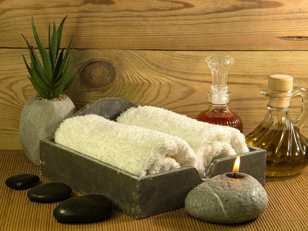 Pierres, serviette et huile de massage